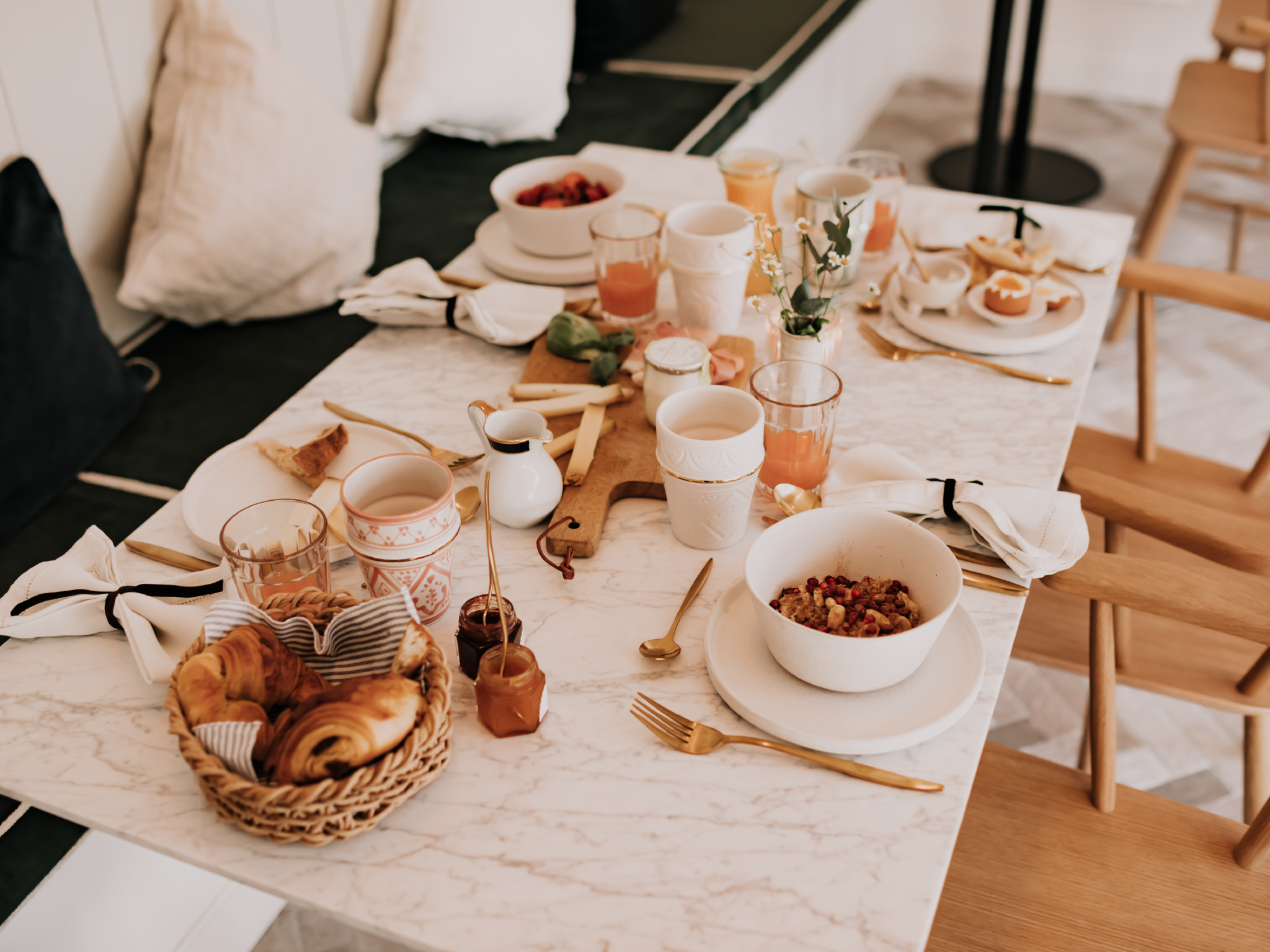 Petit déjeuner gourmand : céréales, confitures, jus de fruit et viennoiseries.