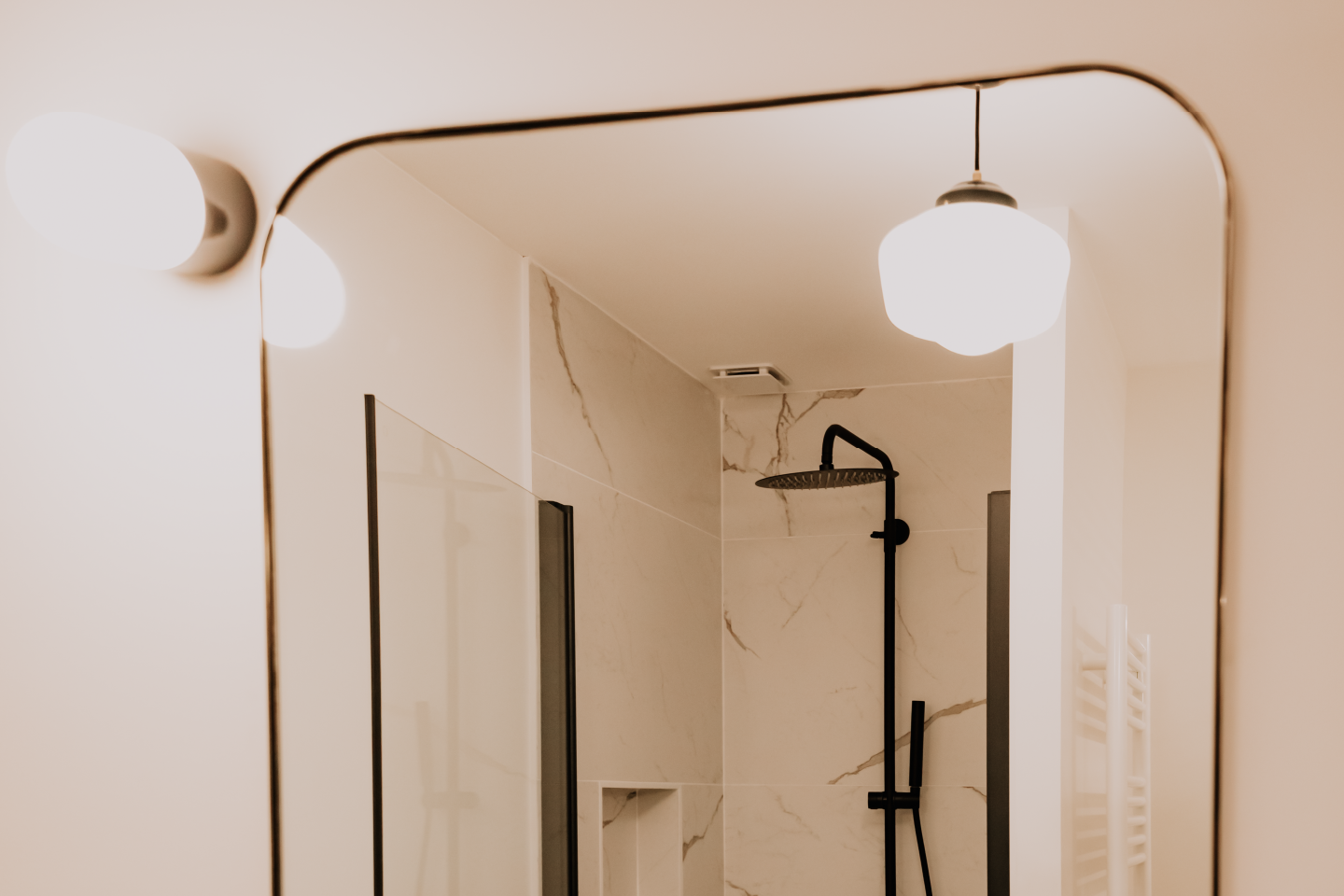 Reflet de la douche dans le miroir de la salle de bain chambre 03.
